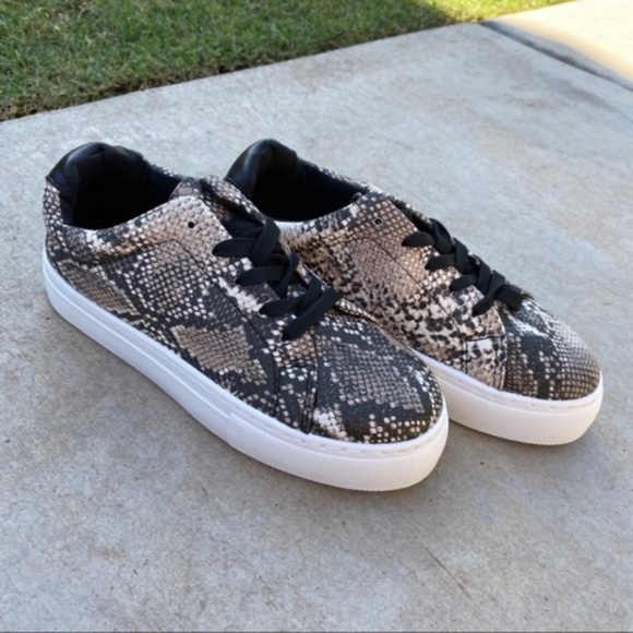 Snake Print Sneaker With White Sole Casual Lace Up - Picture 2 of 8